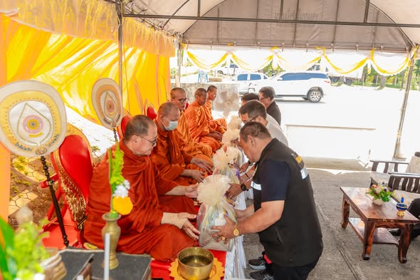 วมทำบุญถวายภัตตาหารเพลแก่พระสงฆ์ ตามโครงการ "ทำบุญตักบาตร วันส่งท้ายปีเก่า ต้อนรับปีใหม่